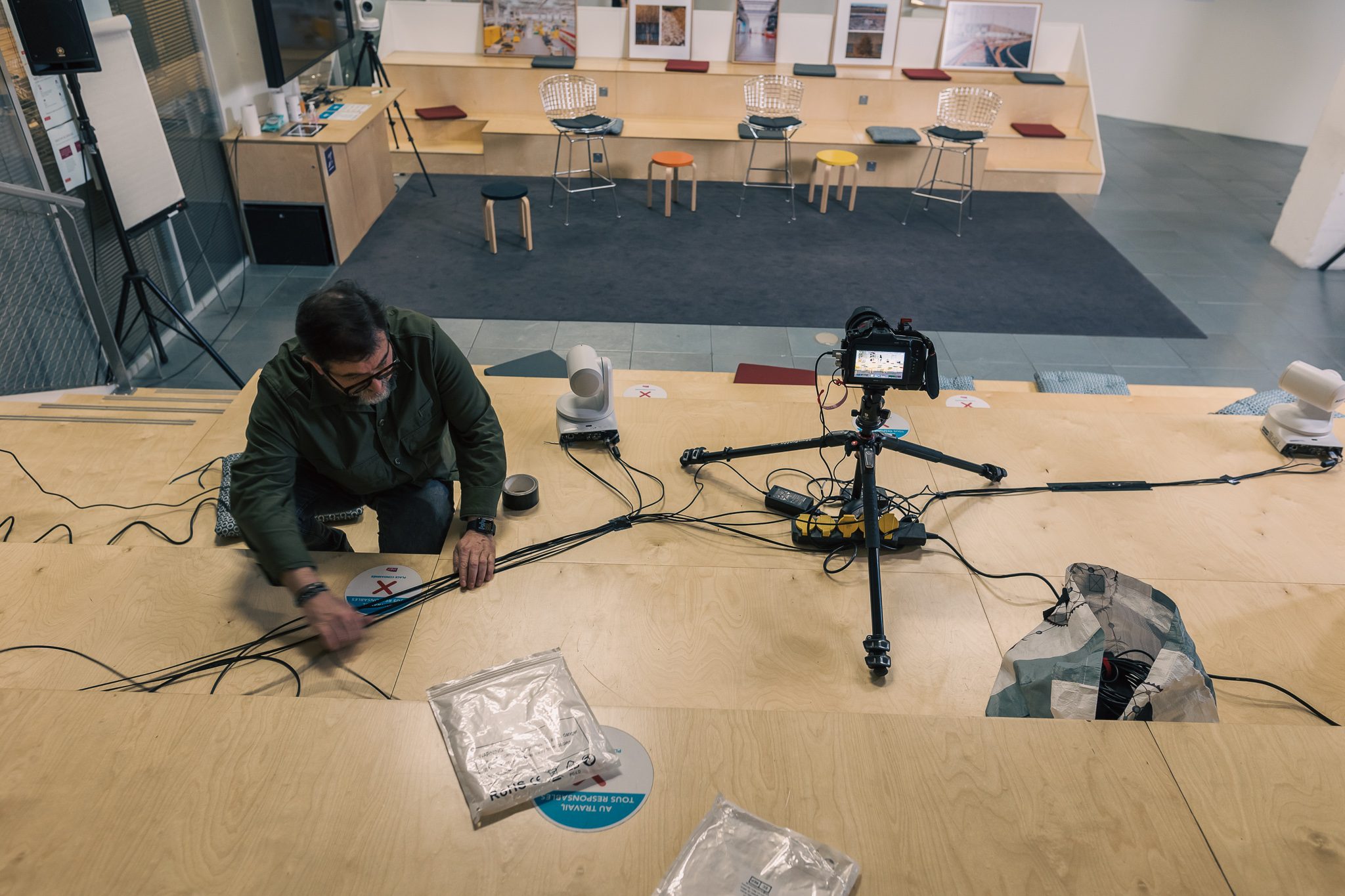 Technicien en train de gaffer des câbles vidéos
