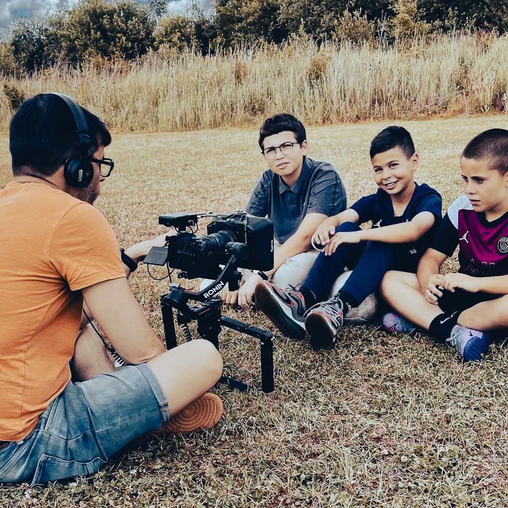 Réalisateur filmant des enfants avec un Ronin 2